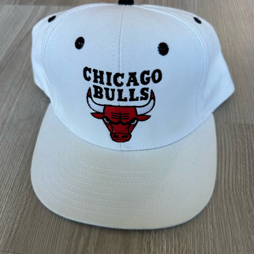Chicago Bulls Retro Adidas SnapBack White NBA - RARE - Green Bill